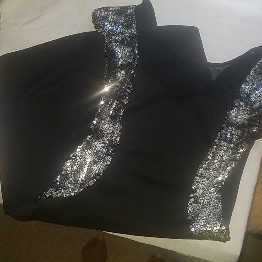 Black and gold sequin dress 💥